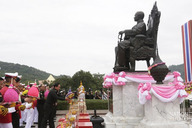 นายกฯ วางพานพุ่มสักการะพระบรมรูป ร.๕
ครบรอบ ๑๒๙ ปี   โรงเรียนนายร้อย จปร.