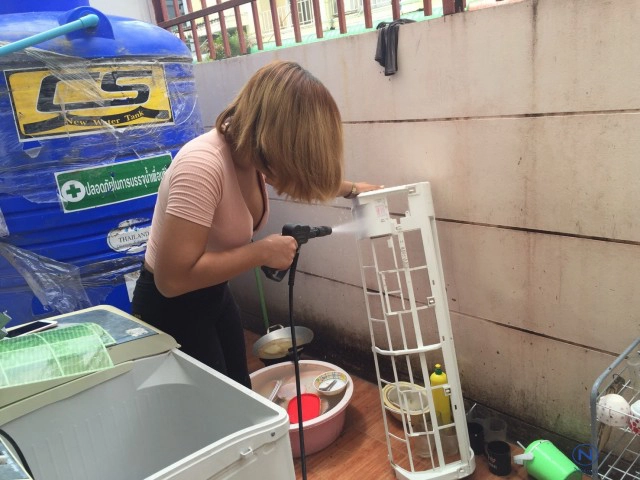 ช่างแอร์สาวในตำนาน โชว์สเต็ปล้างแอร์สุดพริ้ว!