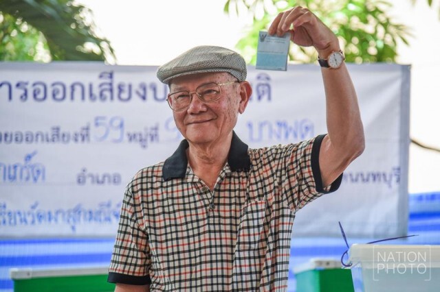 "มีชัย ฤชุพันธุ์" ใช้สิทธิออกเสียงร่างรธน.
