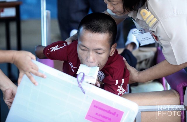 คนพิการใช้สิทธิออกเสียง
ประชามติร่างรัฐธรรมนูญ