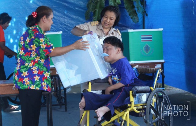 คนพิการใช้สิทธิออกเสียง
ประชามติร่างรัฐธรรมนูญ