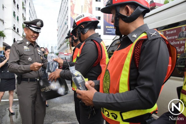 เอาจริง! ยึดโทรศัพท์-วิทยุสื่อสาร จราจรป้อมสัญญาณไฟ  ห้ามเล่นโซเชียล