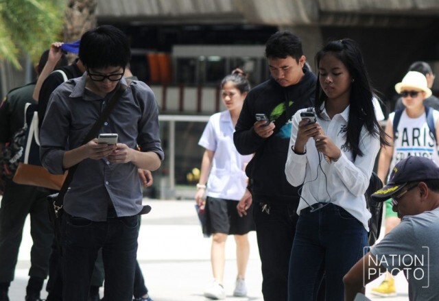 แห่เล่นโปเกมอน โก แน่นลานปาร์ค พารากอน