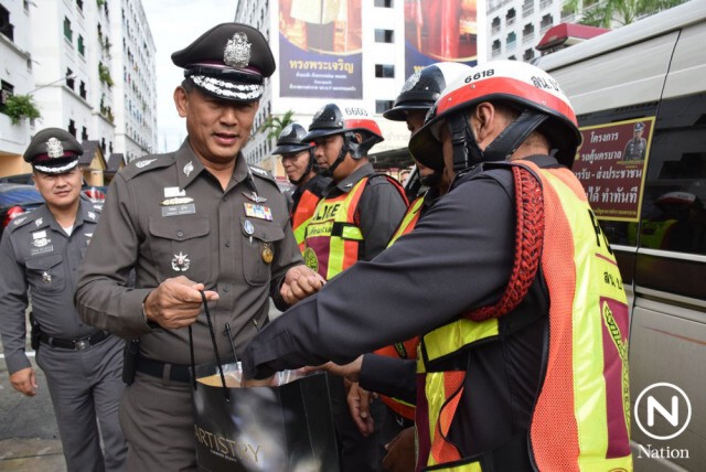 เอาจริง! ยึดโทรศัพท์-วิทยุสื่อสาร จราจรป้อมสัญญาณไฟ  ห้ามเล่นโซเชียล