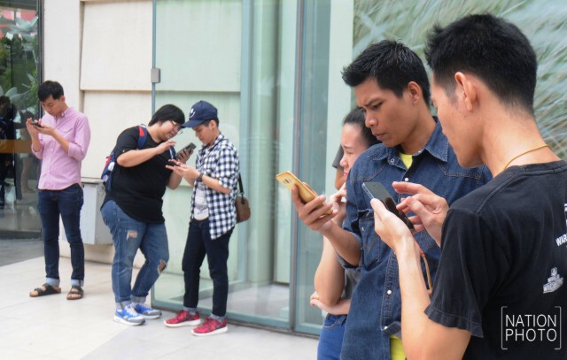 แห่เล่นโปเกมอน โก แน่นลานปาร์ค พารากอน