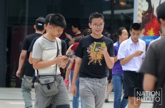 แห่เล่นโปเกมอน โก แน่นลานปาร์ค พารากอน