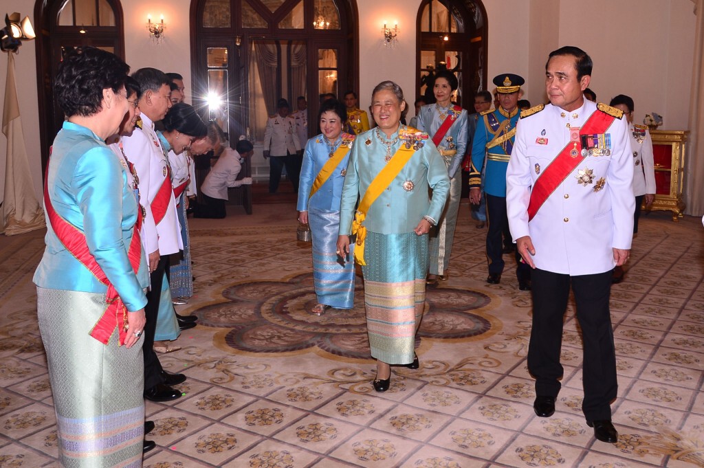 สมเด็จพระเทพฯ พร้อมด้วย พระองค์เจ้าโสมสวลี 
เสด็จงานสโมสรสันนิบาตเฉลิมพระเกียรติสมเด็จพระราชินี