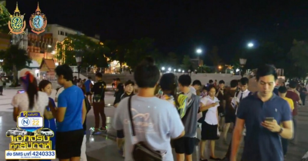 คึกคักนักล่าโปเกมอน เต็มลานย่าโม คึกคักนักล่าโปเกมอน เต็มลานย่าโม