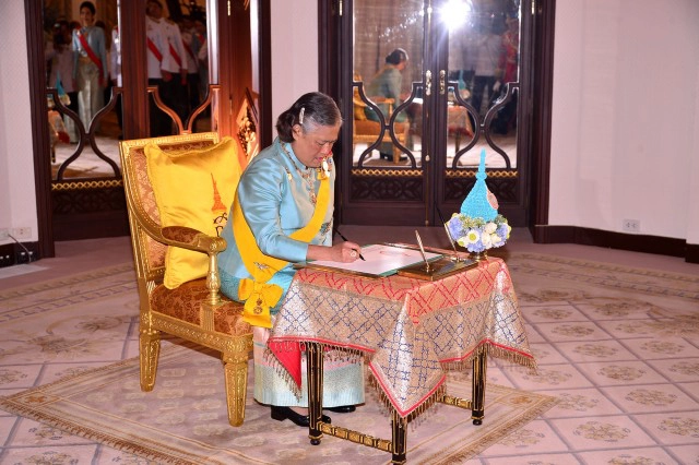 สมเด็จพระเทพฯ พร้อมด้วย พระองค์เจ้าโสมสวลี 
เสด็จงานสโมสรสันนิบาตเฉลิมพระเกียรติสมเด็จพระราชินี