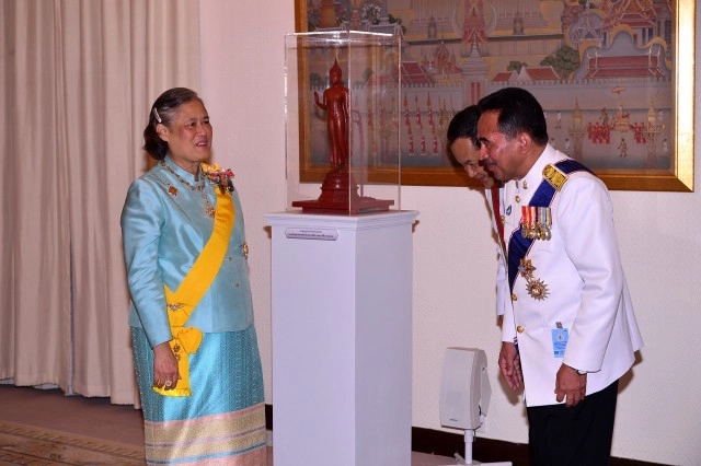 สมเด็จพระเทพฯ พร้อมด้วย พระองค์เจ้าโสมสวลี 
เสด็จงานสโมสรสันนิบาตเฉลิมพระเกียรติสมเด็จพระราชินี