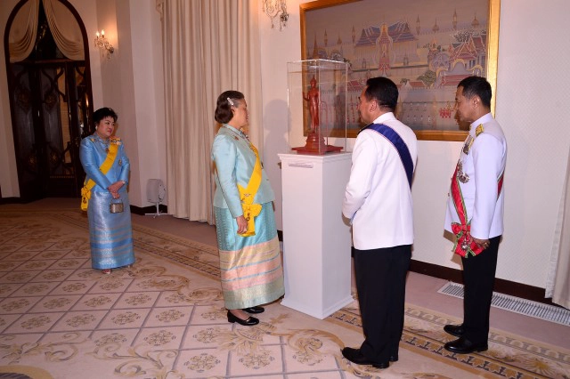 สมเด็จพระเทพฯ พร้อมด้วย พระองค์เจ้าโสมสวลี 
เสด็จงานสโมสรสันนิบาตเฉลิมพระเกียรติสมเด็จพระราชินี