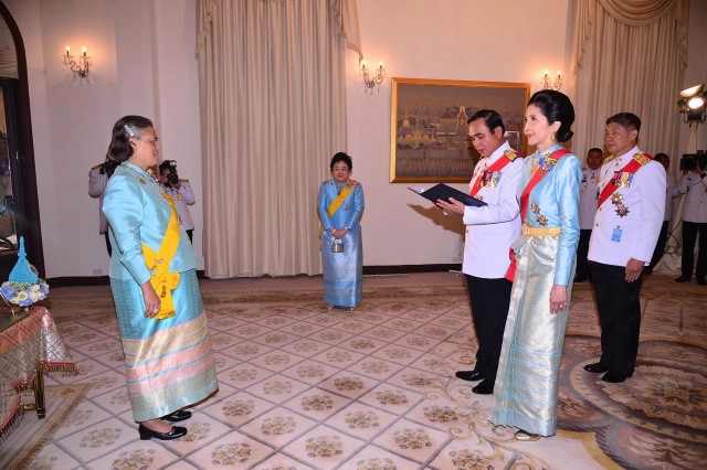 สมเด็จพระเทพฯ พร้อมด้วย พระองค์เจ้าโสมสวลี 
เสด็จงานสโมสรสันนิบาตเฉลิมพระเกียรติสมเด็จพระราชินี