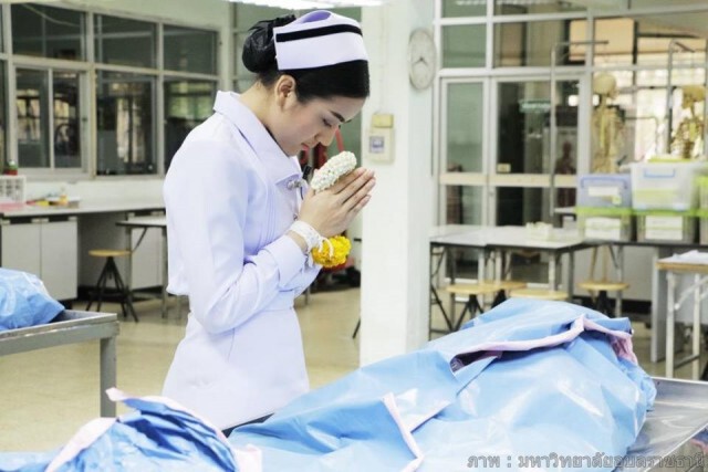 บัณฑิตพยาบาล  นำมาลัยกราบร่าง"แม่"
คว้ารางวัล"นักศึกษาพยาบาลดีเด่น ปี59"