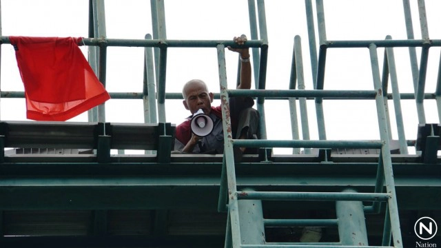อดีต รปภ. ปีนเสาไฟ
สนามบอล มธ.ท่าพระจันทร์
ขอเวทีพูดเผยแพร่ "ปฏิรูปบ้านเมือง-ประชาธิปไตย"