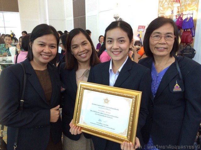 บัณฑิตพยาบาล  นำมาลัยกราบร่าง"แม่"
คว้ารางวัล"นักศึกษาพยาบาลดีเด่น ปี59"