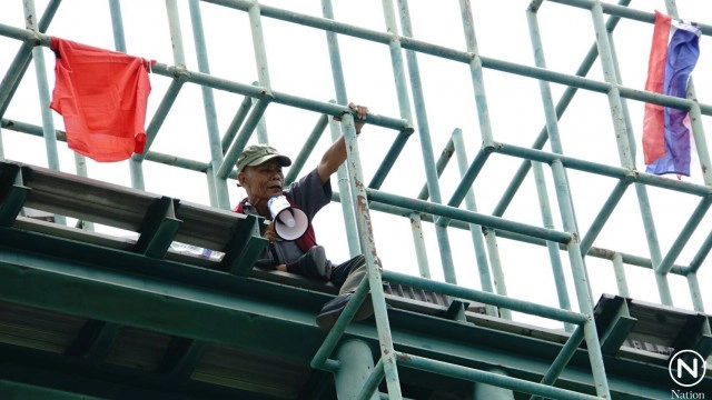 อดีต รปภ. ปีนเสาไฟ
สนามบอล มธ.ท่าพระจันทร์
ขอเวทีพูดเผยแพร่ "ปฏิรูปบ้านเมือง-ประชาธิปไตย"