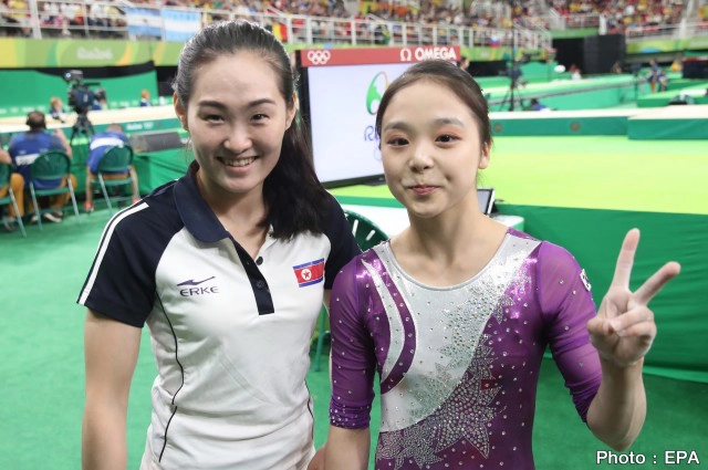 ริโอเกมส์ ชื่นชม!
นักยิมฯเกาหลีเหนือ- ใต้ ถ่ายเซลฟี่ร่วมกัน