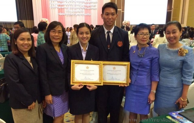 บัณฑิตพยาบาล  นำมาลัยกราบร่าง"แม่"
คว้ารางวัล"นักศึกษาพยาบาลดีเด่น ปี59"