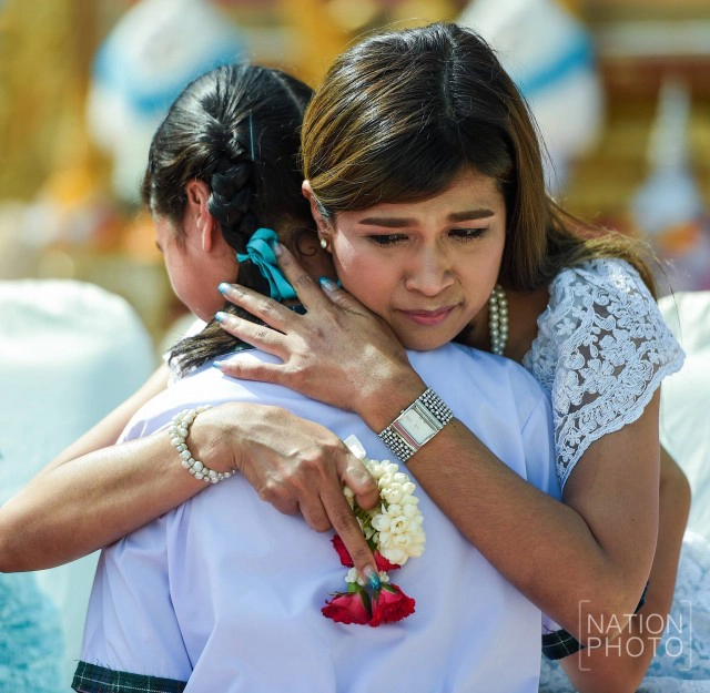 ลูกก้มกราบ...ลงที่เท้าแม่ เพื่อระลึกถึงพระคุณ