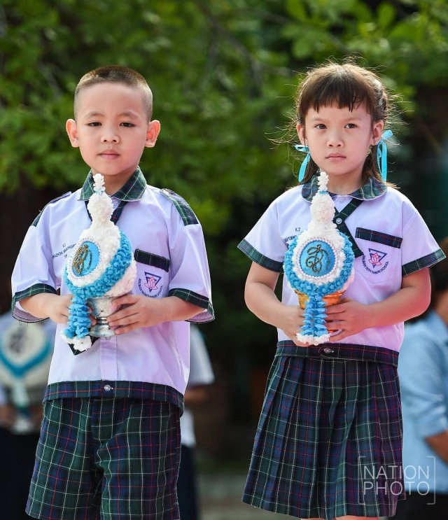 ลูกก้มกราบ...ลงที่เท้าแม่ เพื่อระลึกถึงพระคุณ