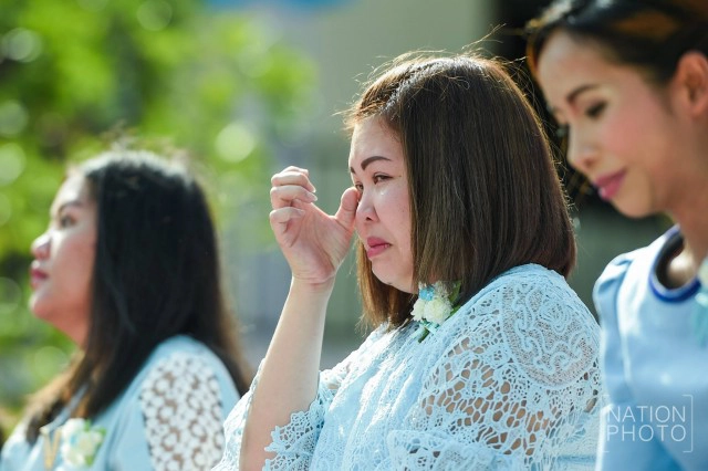 ลูกก้มกราบ...ลงที่เท้าแม่ เพื่อระลึกถึงพระคุณ