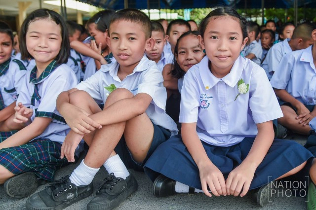 ลูกก้มกราบ...ลงที่เท้าแม่ เพื่อระลึกถึงพระคุณ