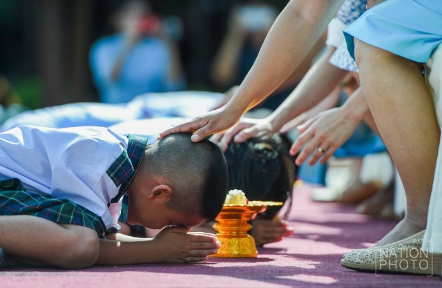 ลูกก้มกราบ...ลงที่เท้าแม่ เพื่อระลึกถึงพระคุณ