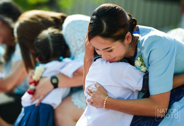 ลูกก้มกราบ...ลงที่เท้าแม่ เพื่อระลึกถึงพระคุณ