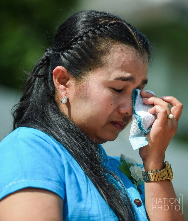 ลูกก้มกราบ...ลงที่เท้าแม่ เพื่อระลึกถึงพระคุณ