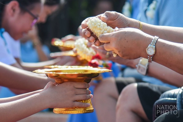 ลูกก้มกราบ...ลงที่เท้าแม่ เพื่อระลึกถึงพระคุณ