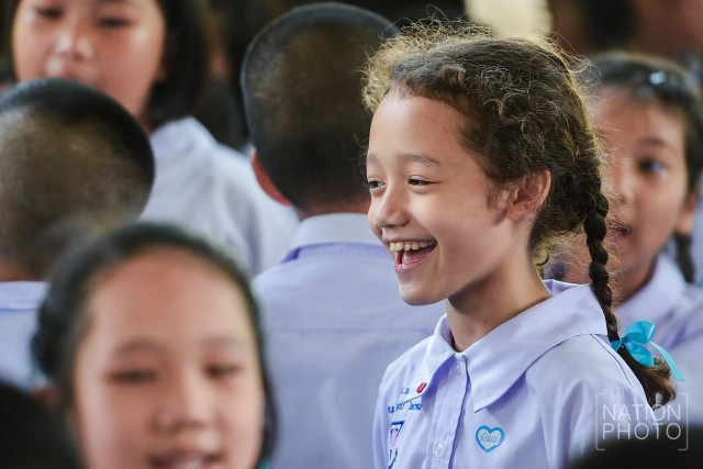 ลูกก้มกราบ...ลงที่เท้าแม่ เพื่อระลึกถึงพระคุณ