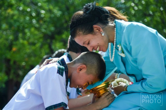 ลูกก้มกราบ...ลงที่เท้าแม่ เพื่อระลึกถึงพระคุณ