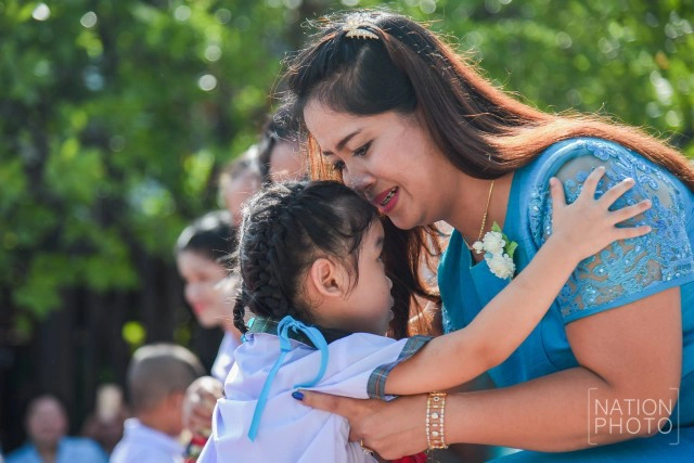 ลูกก้มกราบ...ลงที่เท้าแม่ เพื่อระลึกถึงพระคุณ