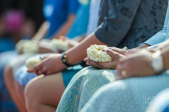 ลูกก้มกราบ...ลงที่เท้าแม่ เพื่อระลึกถึงพระคุณ