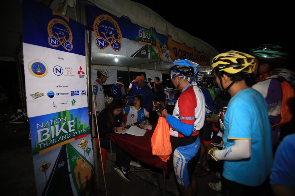 บรรดานักปั่นชาวจังหวัดสุราษฎร์ธานี เดินทางมาลงทะเบียน เข้าร่วมกิจกรรม Nation BikeThailand 2016