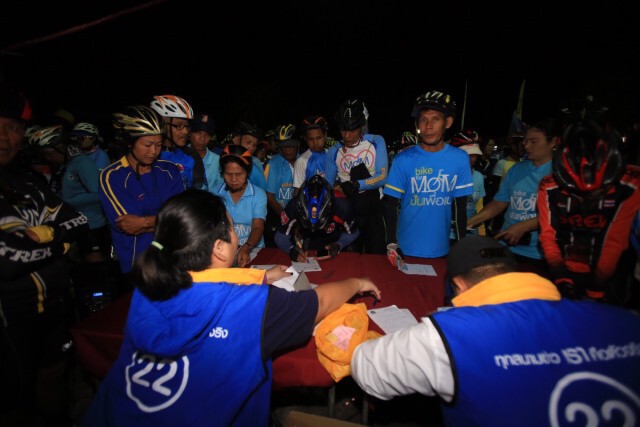 บรรดานักปั่นชาวจังหวัดสุราษฎร์ธานี เดินทางมาลงทะเบียน เข้าร่วมกิจกรรม Nation BikeThailand 2016