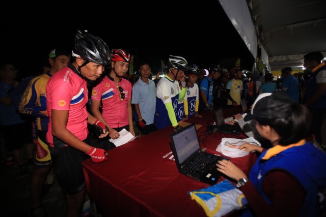 บรรดานักปั่นชาวจังหวัดสุราษฎร์ธานี เดินทางมาลงทะเบียน เข้าร่วมกิจกรรม Nation BikeThailand 2016