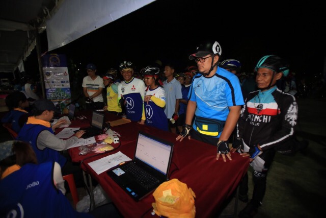 บรรดานักปั่นชาวจังหวัดสุราษฎร์ธานี เดินทางมาลงทะเบียน เข้าร่วมกิจกรรม Nation BikeThailand 2016