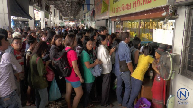 ขนส่งโคราช ปชช.ต่อคิวซื้อตั๋วแน่น!
การจราจรคับคั่ง 
หลังเทศกาลหยุดยาววันแม่