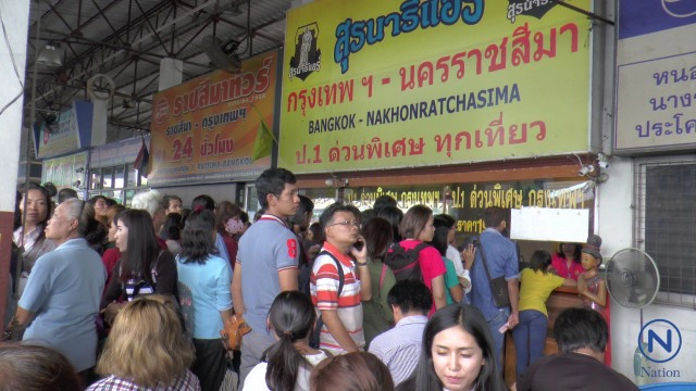 ขนส่งโคราช ปชช.ต่อคิวซื้อตั๋วแน่น!
การจราจรคับคั่ง 
หลังเทศกาลหยุดยาววันแม่