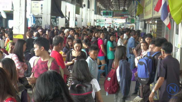 ขนส่งโคราช ปชช.ต่อคิวซื้อตั๋วแน่น!
การจราจรคับคั่ง 
หลังเทศกาลหยุดยาววันแม่