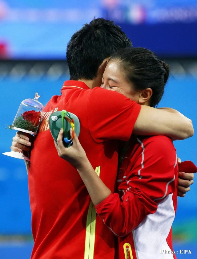 นักกระโดดน้ำสาวจีน  ถูกแฟนหนุ่มขอแต่งงาน
หลังเธอขึ้นรับเหรียญเงินริโอเกมส์