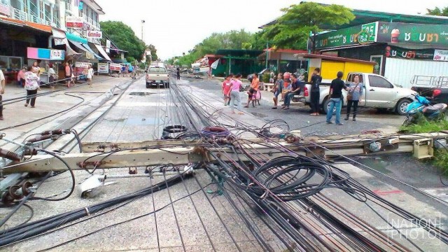 ระทึก!!พายุถล่มสมุทรปราการ
เสาไฟฟ้าล้มกว่า 30 ต้น
ทับรถเสียหาย 32 คัน