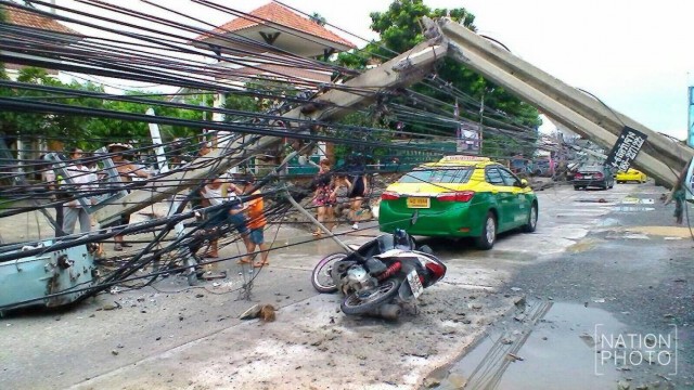ระทึก!!พายุถล่มสมุทรปราการ
เสาไฟฟ้าล้มกว่า 30 ต้น
ทับรถเสียหาย 32 คัน