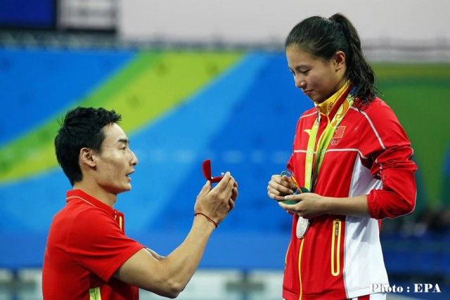 นักกระโดดน้ำสาวจีน  ถูกแฟนหนุ่มขอแต่งงาน
หลังเธอขึ้นรับเหรียญเงินริโอเกมส์