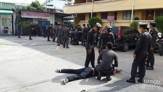 เทคโนปทุมวัน-อุเทนถวาย
เปิดศึก! เย้ย ม.44 ยกพวกฉะหน้าโรงพัก