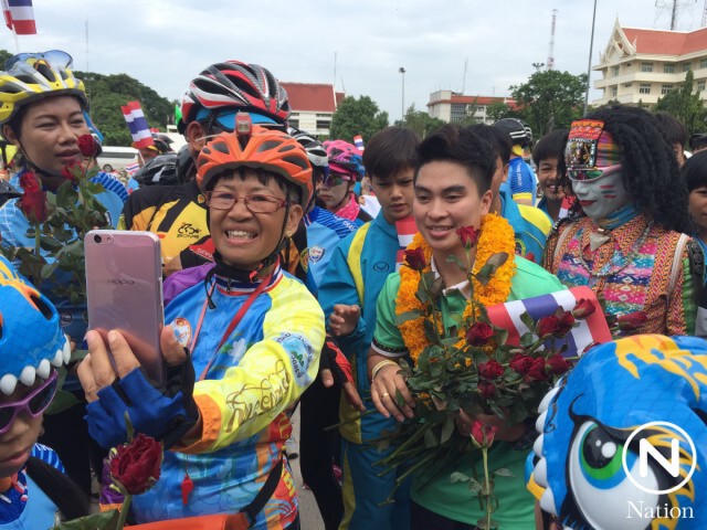 "น้องแต้ว" กลับบ้านเกิด "ขอนแก่น" แฟนต้อนรับล้นสนามบิน