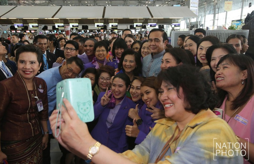 นายกฯ ปลื้ม งานโอทอปศิลปาชีพฯ ยอดทะลุเป้า 839 ล้านบ. นายกฯ ปลื้ม งานโอทอปศิลปาชีพฯ ยอดทะลุเป้า 839 ล้านบ.