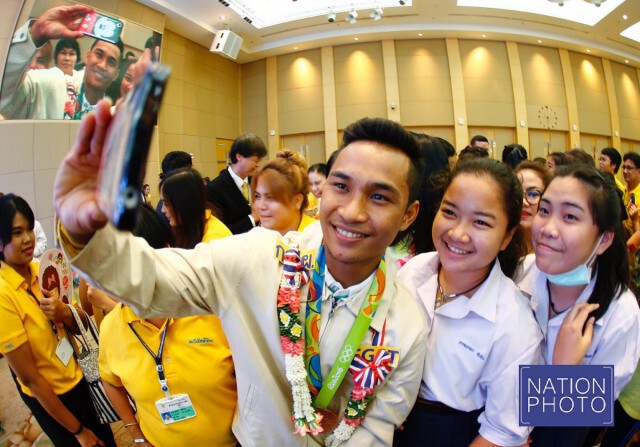 กฟผ. แห่ต้อนรับ ฮีโร่ยกน้ำหนักไทย