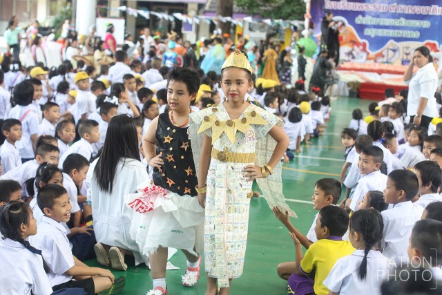 เก๋ไก๋! แม่-ลูก ใช้ล๊อตเตอรี่ ทำชุดไทย
